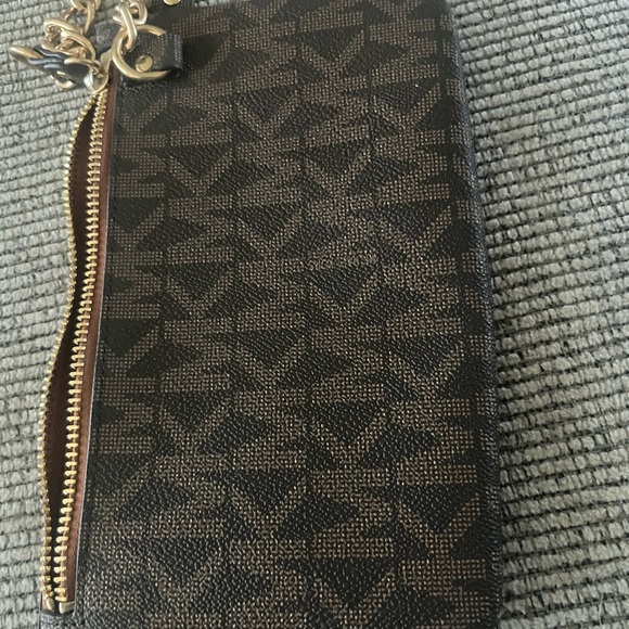 Michael Kors cross body hand bag/wristlet Authentic - Picture 8 of 11